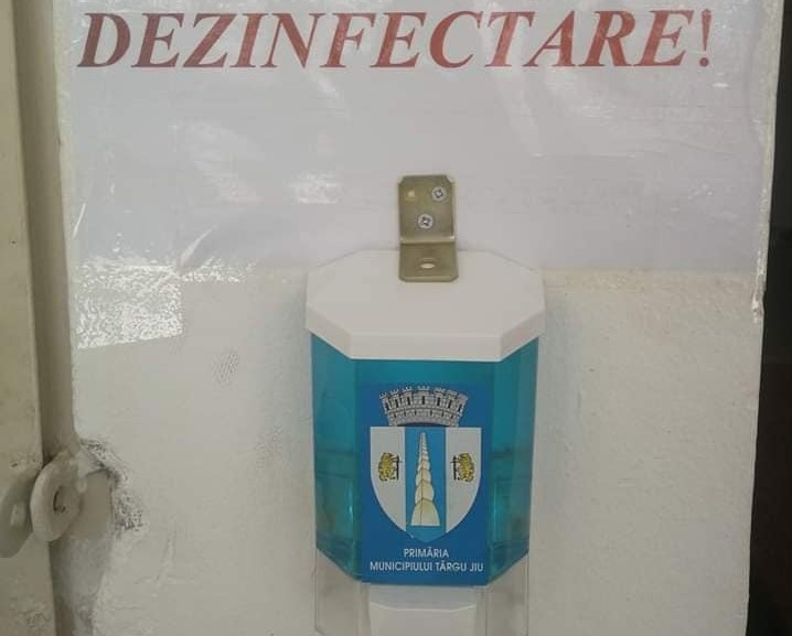Dispenser cu gel dezinfectant cumpărat de Primăria Târgu Jiu