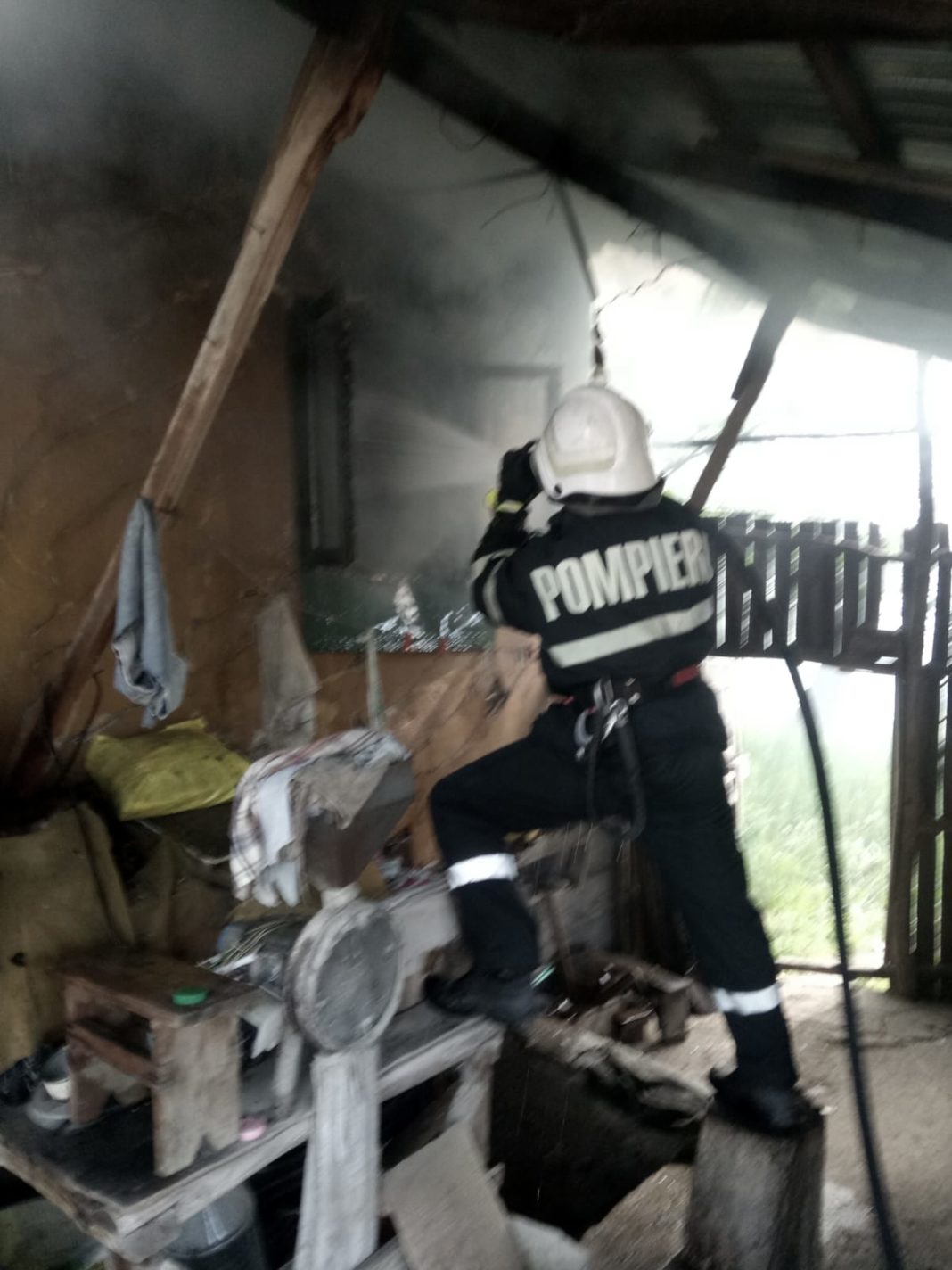 Folosirea unui sistem de gătit defect a provocat un incendiu într-o locuinţă din Tâmna