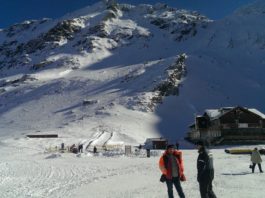 Stratul de zăpadă măsoară 21 de centimetri la peste 2.000 de metri altitudine, în zona turistică Bâlea Lac, din munţii Făgăraş