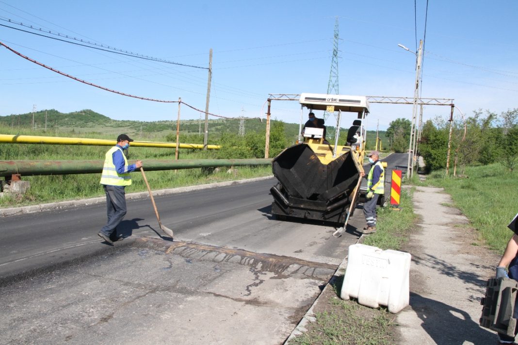 Se asfaltează strada Industriilor pe porţiunea de aproximativ 1 km care a intrat în proprietatea municipiului Râmnicu Vâlcea