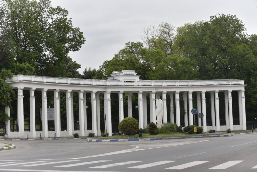 Începe relaxarea în Craiova. Intrarea principală în Parcul Nicolae Romanescu