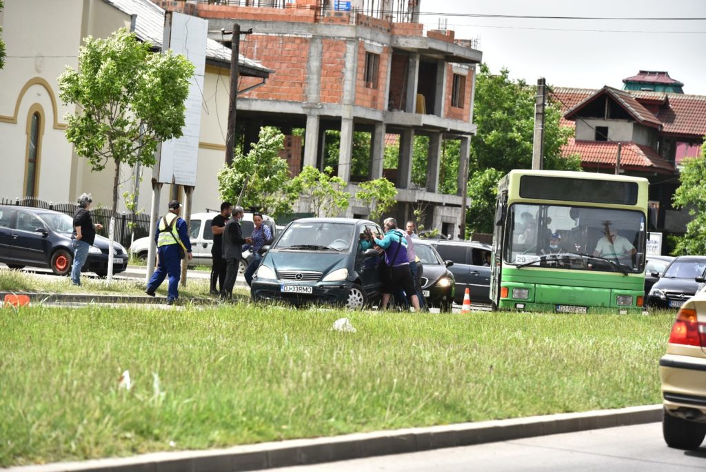 „Operațiunea Marcajul“. Trasarea marcajelor rutiere a cam încurcat traficul - Foto: Cititor GdS