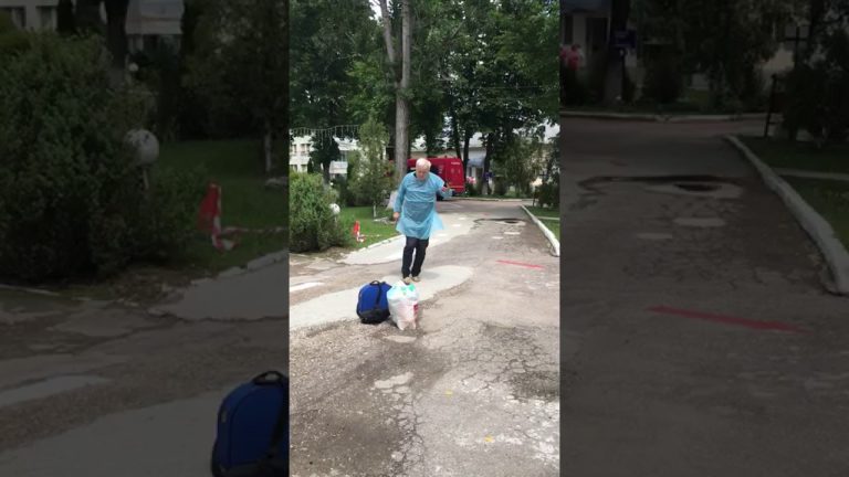 Un gorjean, vindecat de COVID 19, a jucat hora, la externare, în fața Spitalului Cărbunești