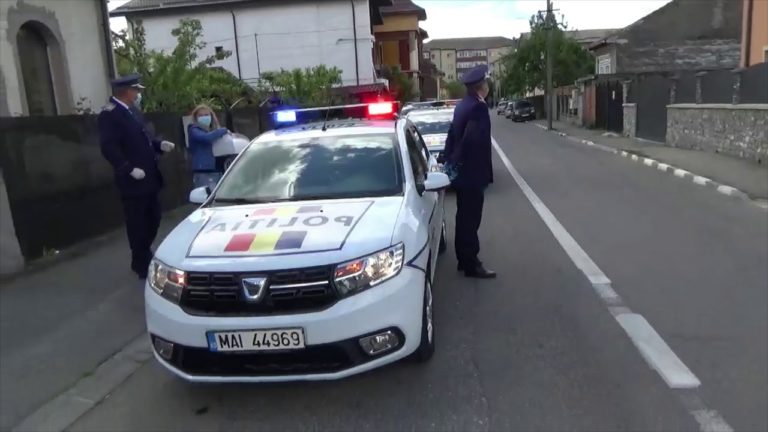 Un băiețel a fost sărbătorit de un echipaj de poliție