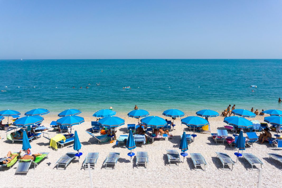 plaja apa albastra Italia