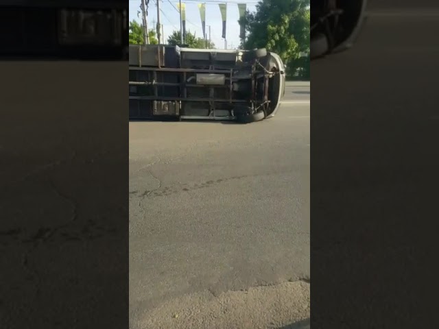 Craiova: Autoutilitară plină cu lemne, răsturnată pe strada Caracal