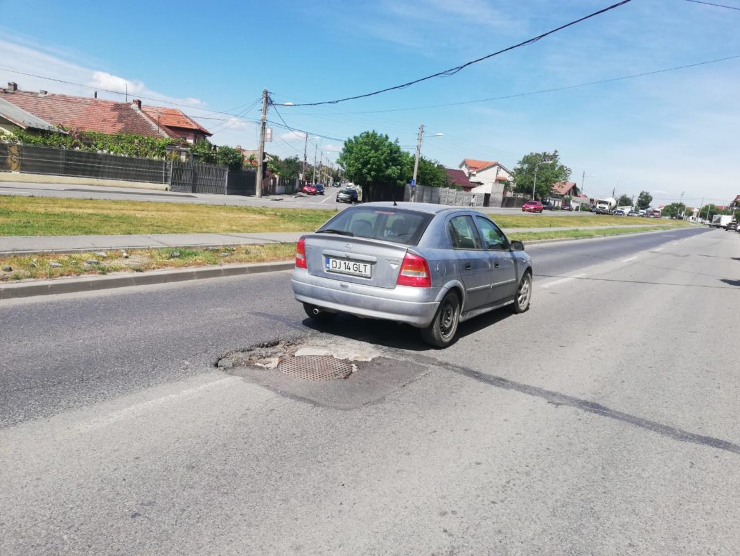 Strada Râului se degradează pe zi ce trece. Asfaltul s-a lăsat în mai multe zone, gurile de canal sunt adevărate pericole pentru șoferi, iar crăpăturile și fisurile din asfalt fac parte din „peisaj“ încă de la recepția drumului (iunie 2016).