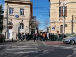 Elevii de liceu nu se mai pot transfera la colegii de top fără medie