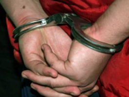 Un octogenar a agresat sexual o copilă de 14 ani, iar după ce a fost plasat în arest la domiciliu a încercat să aunce blocul în aer