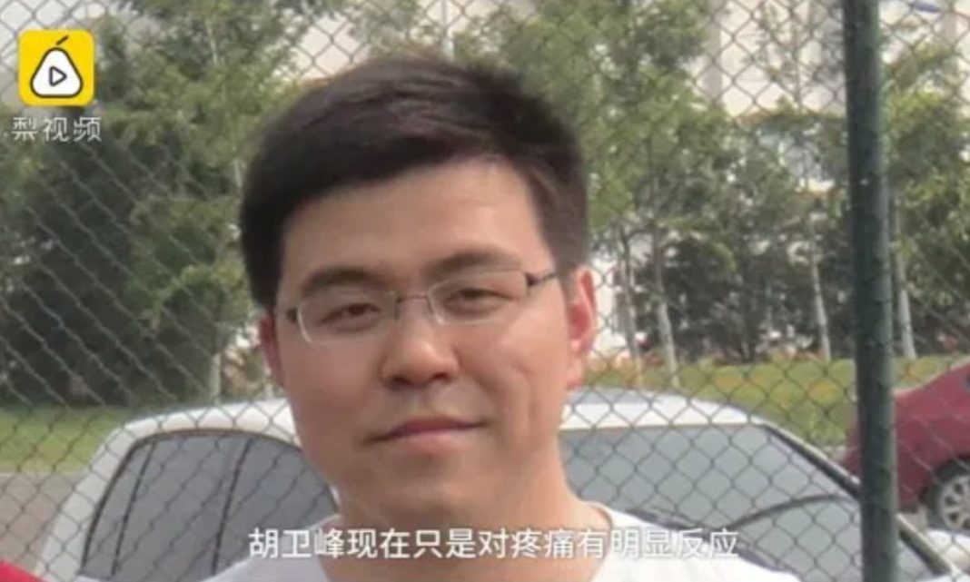 Medicul a cărui piele s-a înnegrit după tratamentul pentru COVID-19 a murit într-un spital din Wuhan după cinci luni de la internare