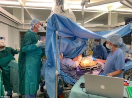 O femeie a umplut măsline în timpul unei operații pe creier