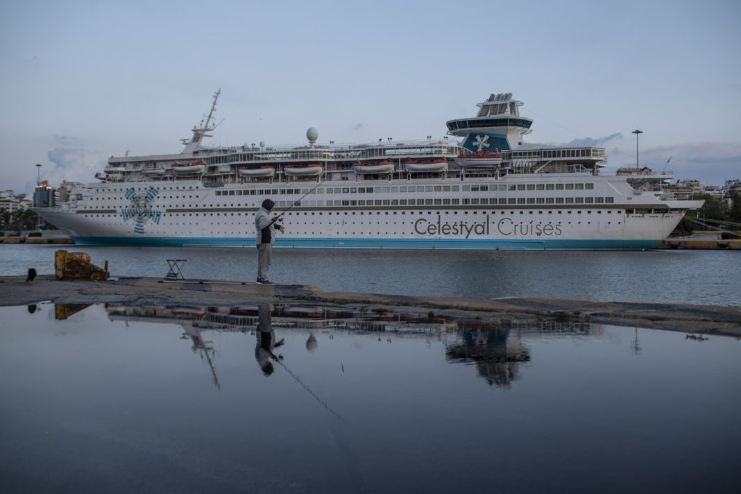 Echipajele navelor maritime sunt blocate pe mare de mai multe luni din cauza coronavirusului