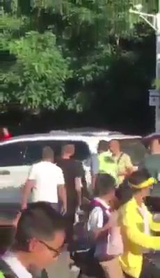 VIDEO: Bătaie între poliţişti
