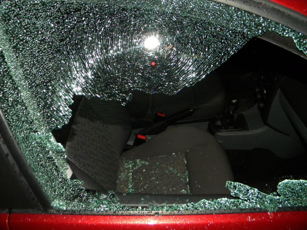Un cetățean a ajuns în arest după ce a distrus cu pietre geamurile unui autoturism