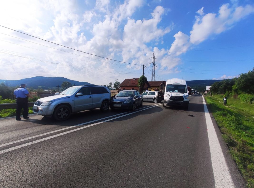 Accident pe Valea Oltului. Sunt implicate patru autoturisme