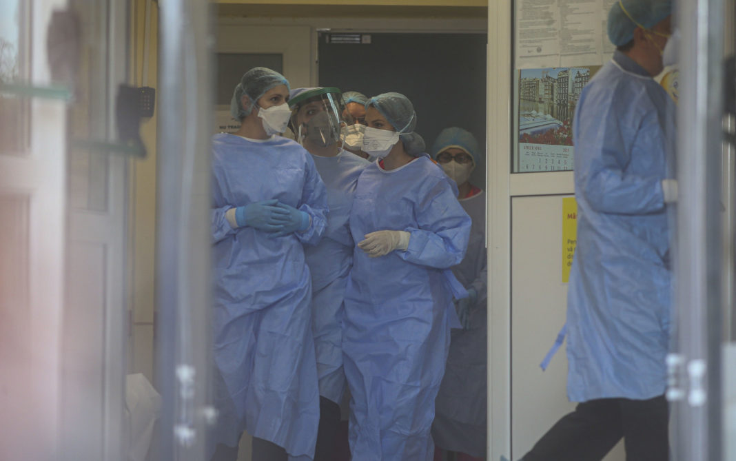 Focar de coronavirus în Râmnicu Sărat. Printre persoanele infectate, un copil de 4 ani