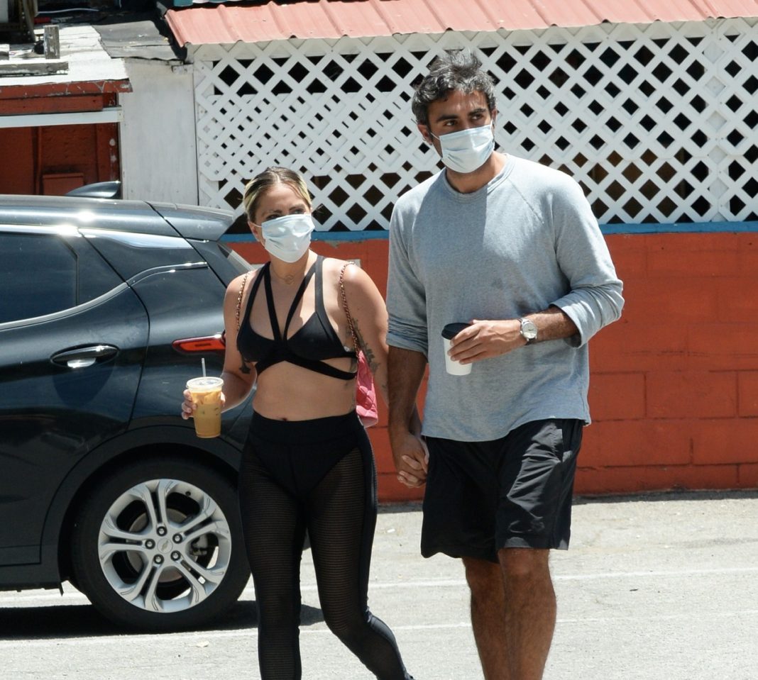Lady Gaga a fost surprinsă alături de iubitul ei pe străzile din Hollywood cu o cafea în mână şi îmbrăcată în colanţi.