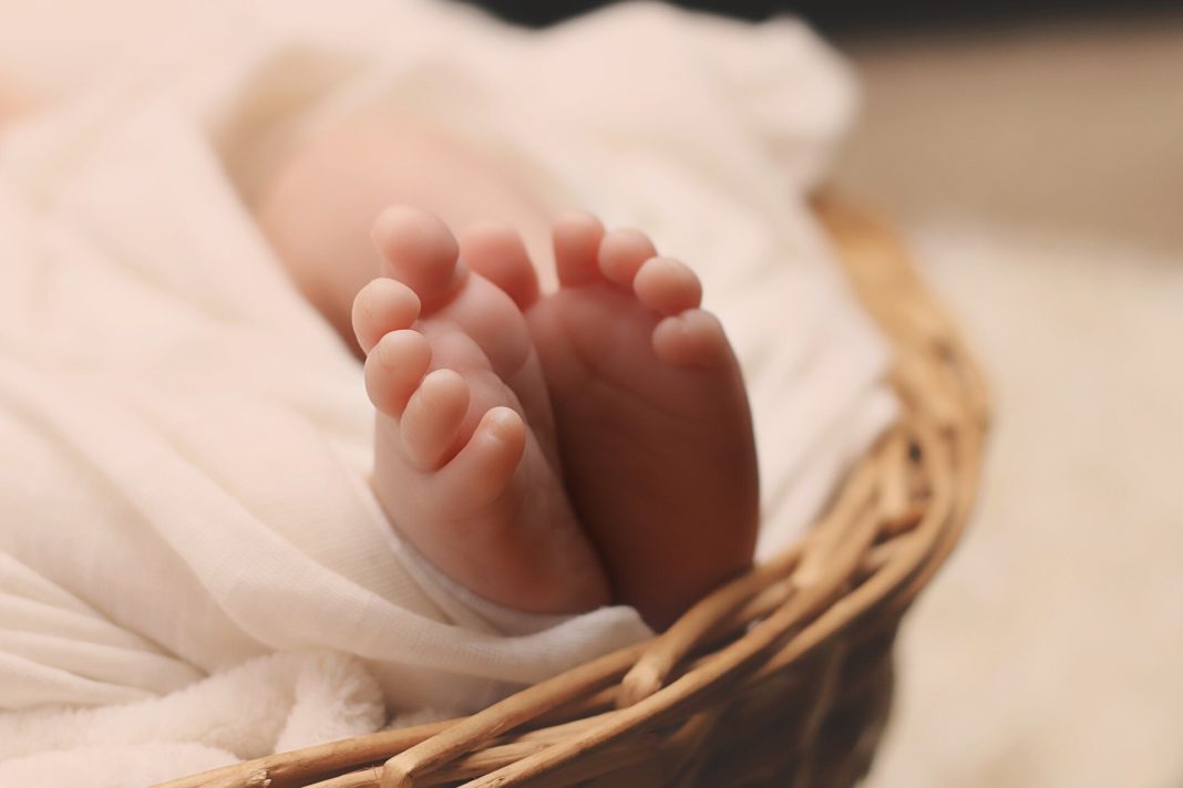 Un bebeluș din România s-ar fi născut cu noul coronavirus la Maternitatea din Sibiu