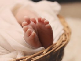 Un bebeluș din România s-ar fi născut cu noul coronavirus la Maternitatea din Sibiu
