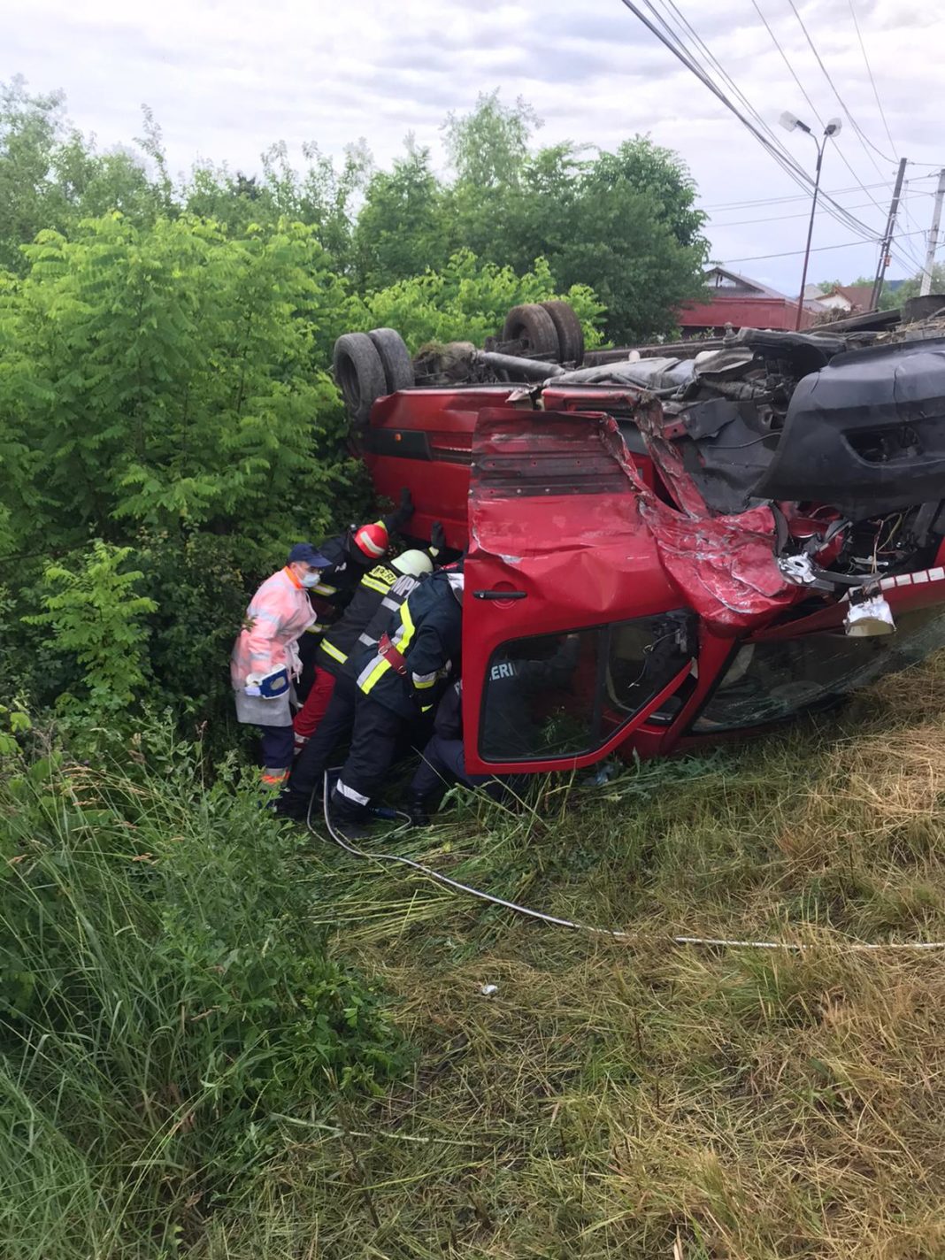 Plan roşu de intervenţi în judeţul Vâlcea după coliziunea dintre un autoturism şi un microbuz