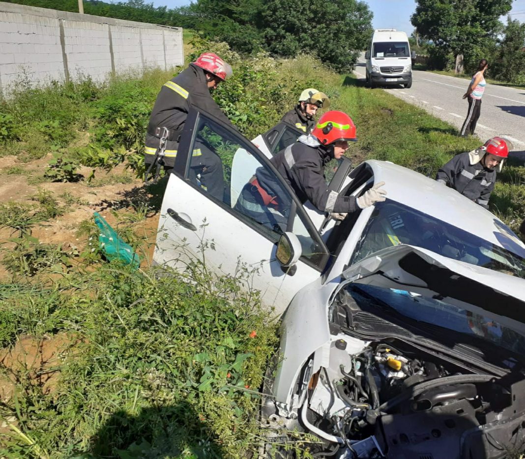 Pompierii au intervenit pentru salvarea victimelor unor accidente rutiere