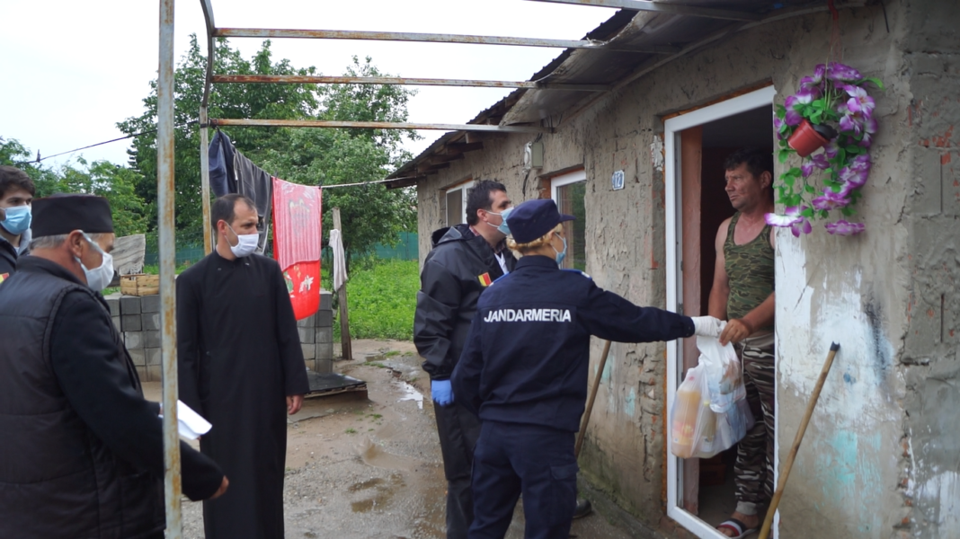 Voluntarii Paraclisului Catedralei Mântuirii Neamului şi jandarmii doljeni au oferit pachete familiilor nevoiaşe din Ocolna şi Castranova