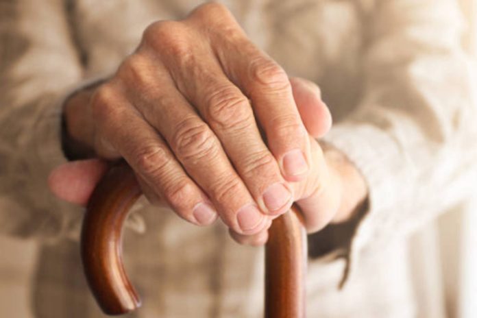 Românii, pe penultimul loc la speranţa de viaţă, în UE