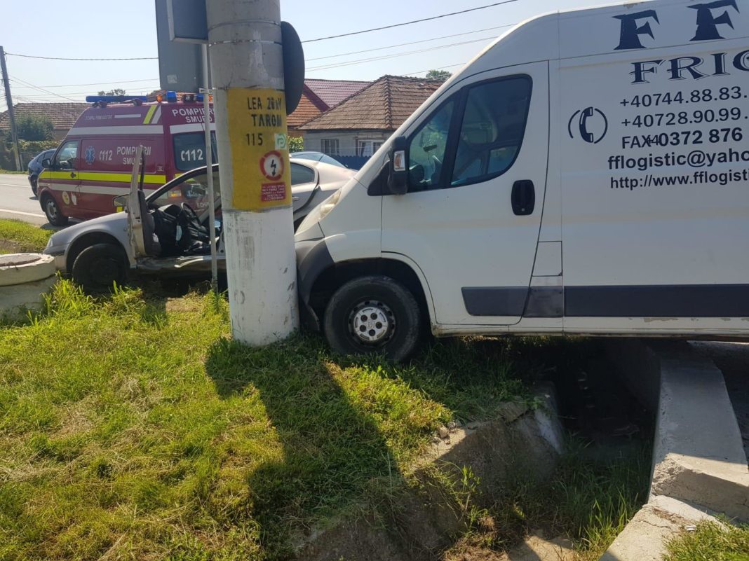 Două autovehicule s-au ciocnit în urmă cu puțin timp în localitatea componentă Drăgoieni, în municipiul Târgu Jiu