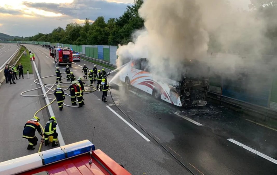 auto Pompierii austrieci au reuşit să stingă un flăcările care au cuprins un autocar plin cu români