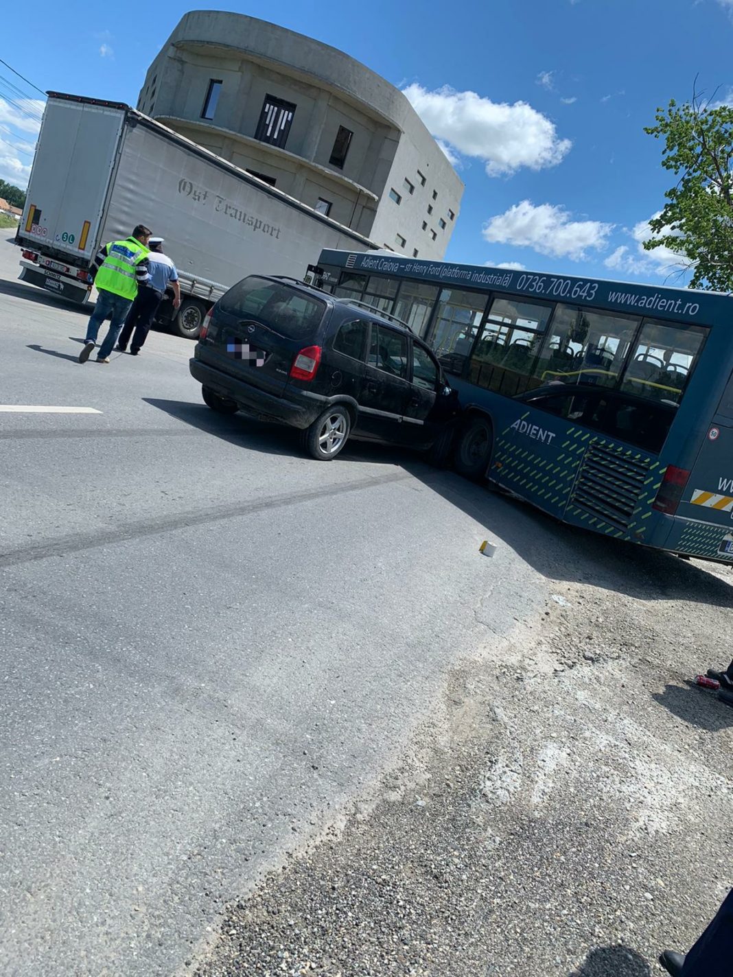 Un autobuz a intrat în coliziune cu un autoturism la intersecţia DN 55 cu drumul spre preajba