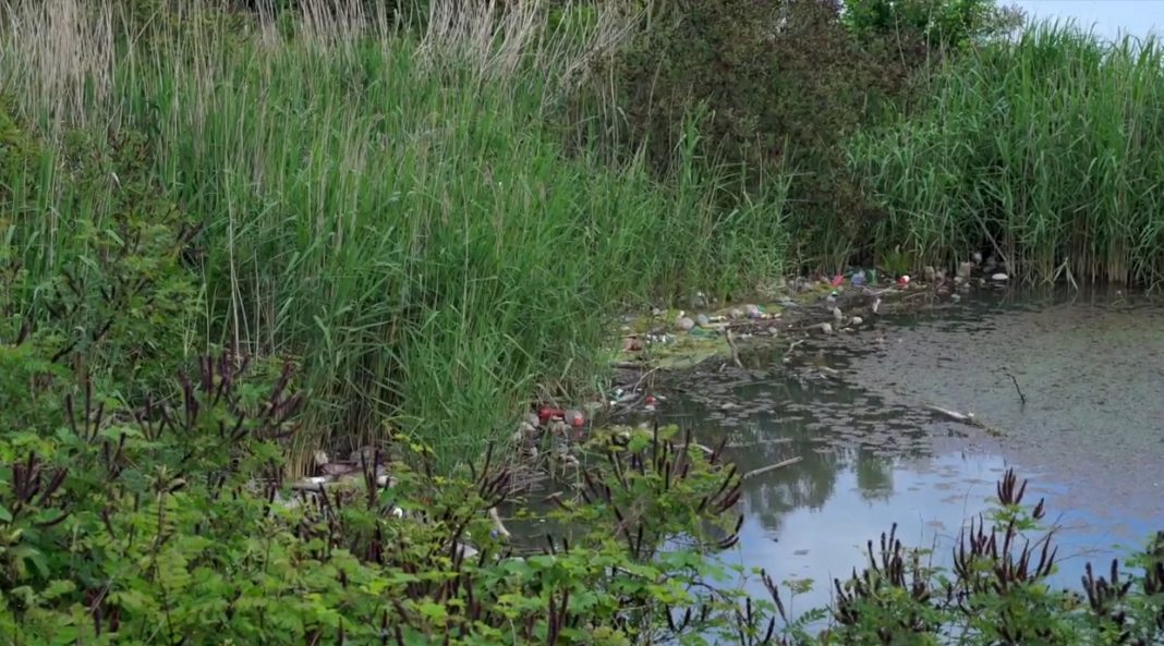 Bariera are rolul de a orpi deşeurile care sunt în apele râului Jiu