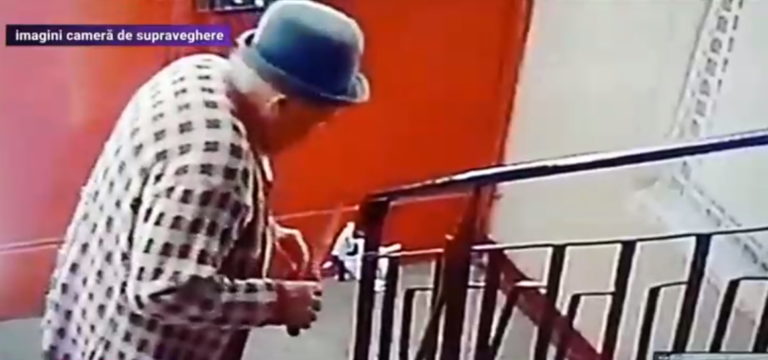 VIDEO insolit. O bătrână distruge un aparat cu dezinfectant dintr-un bloc