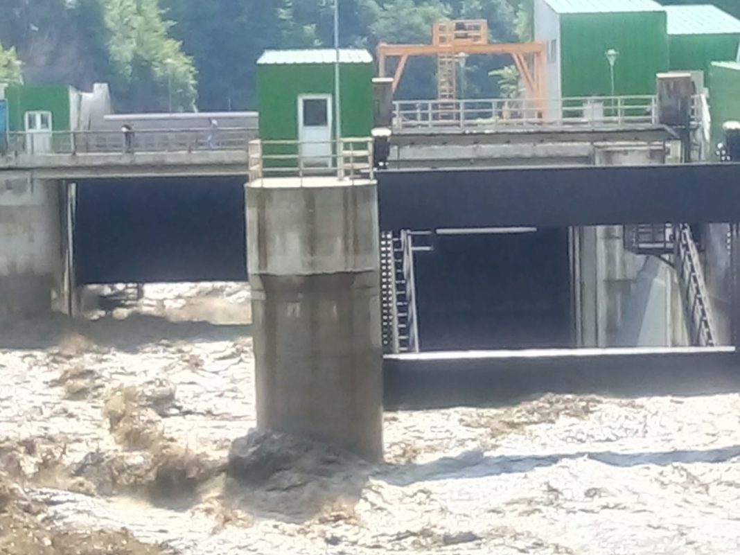 Circulația rutieră s-a închis pe DN 66 între Bumbești Jiu și Petroșani din cauza unei viituri pe râul Jiu.
