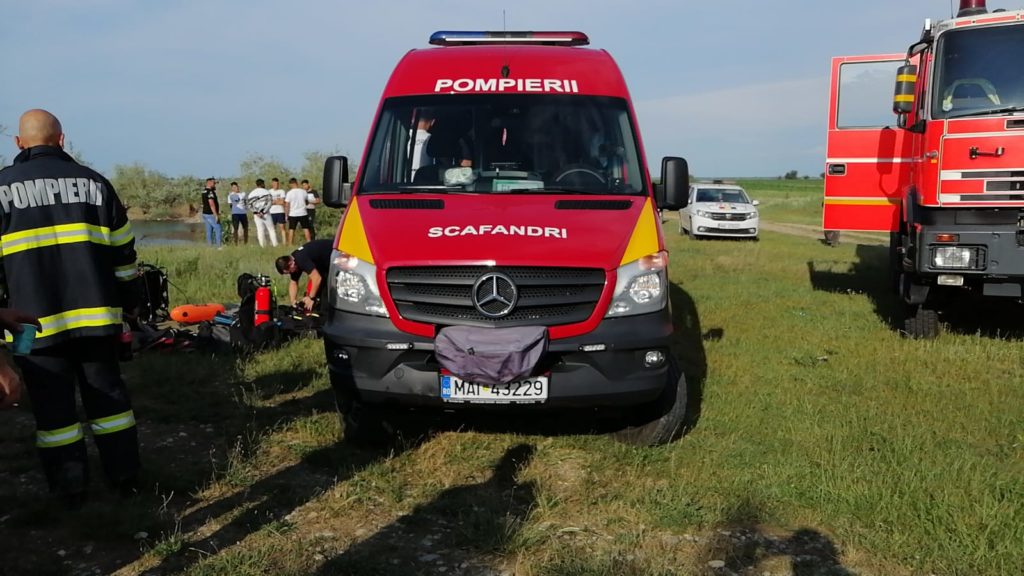 Scafandrii de la ISU Olt au găsit un băiat înecat într-un lac din Poiana de Jos