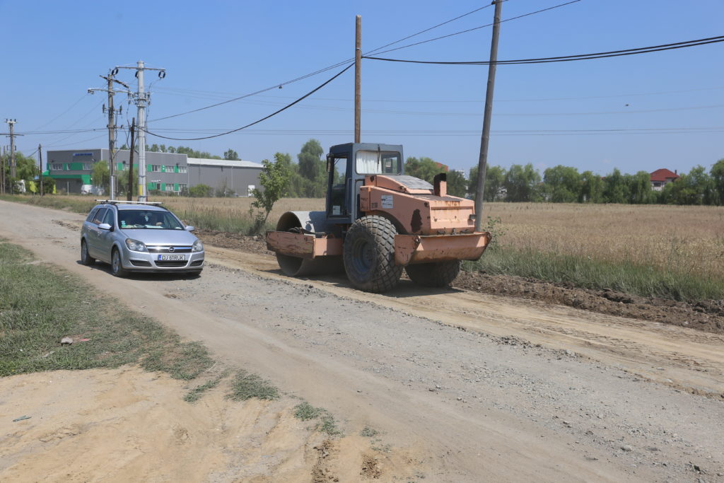 La modernizarea DJ 652A, DN 6 - Cârcea - DN 65, se lucrează de mai bine de un an. Lucrările se execută sub trafic, iar drumul de Cârcea este un adevărat calvar pentru şoferii care îl tranzitează zilnic.