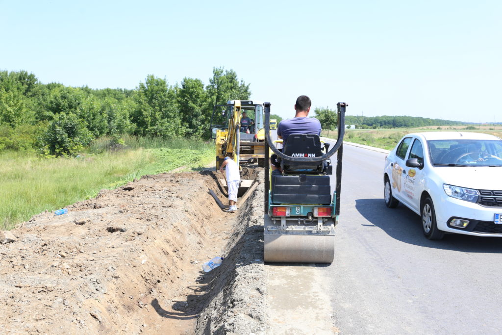 La modernizarea DJ 652A, DN 6 - Cârcea - DN 65, se lucrează de mai bine de un an. Lucrările se execută sub trafic, iar drumul de Cârcea este un adevărat calvar pentru şoferii care îl tranzitează zilnic.