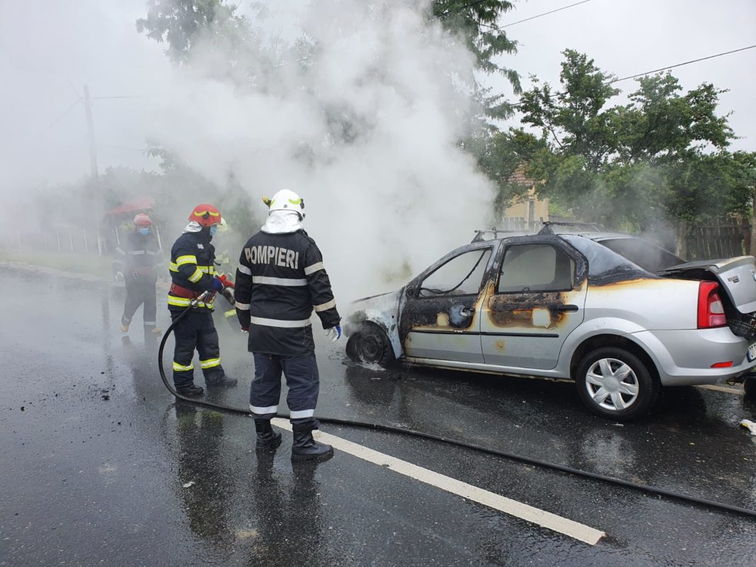 Autoturism cuprins de flăcări pe DN 64, în Dobrosloveni