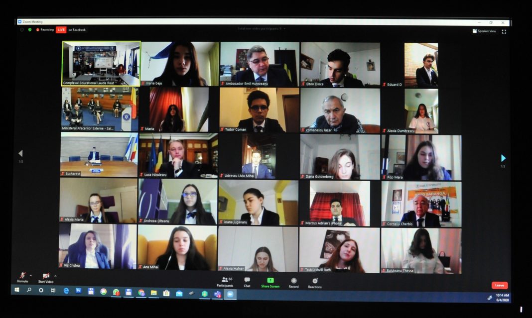 festivitate online Premieră în învățământul românesc: curs de diplomație digitală pentru elevi predat de diplomați de rang înalt