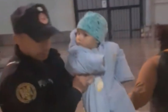 Copil de 9 luni, evacuat pe geamul casei. Momente emoționante, surprinse după inundațiile de la Aiud