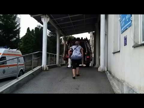 VIDEO: Bolnavă cărată în spate, în timp ce ministrul Sănătății vizita Spitalul Județean Târgu Jiu