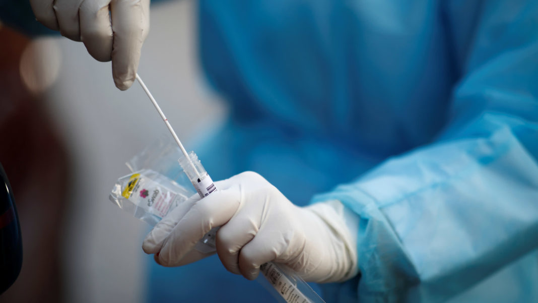 Japonia aprobă un nou test PCR, pe bază de salivă, mai sigur pentru personalul medical