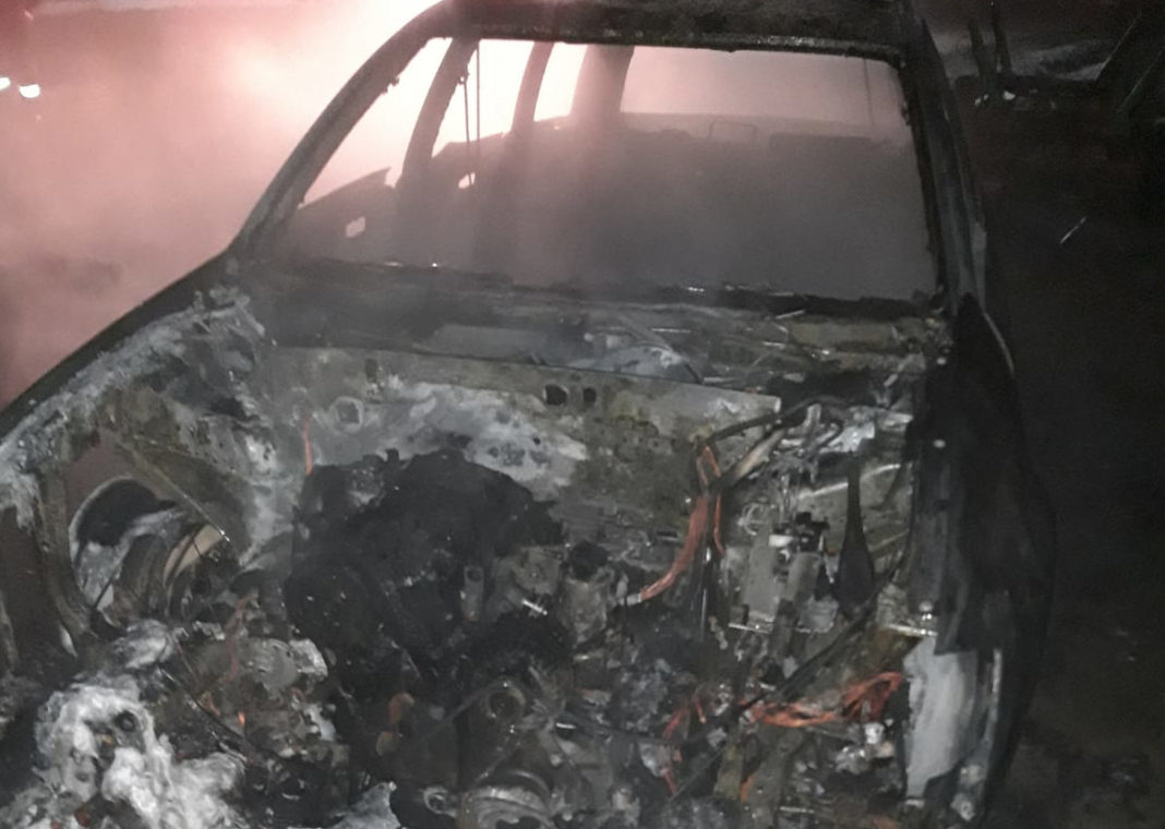 Răzbunare în stil mafiot: Mașina șefului Poliției de Frontieră Vișeu de Sus, incendiată
