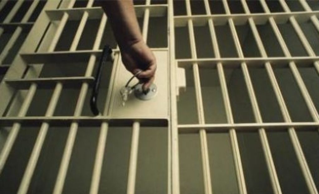 Tânăr din Mehedinți reținut pentru trafic de canabis, abuz sexual și pornografie cu minori