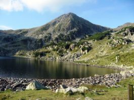 Un turist a decedat lângă lacul Bucura din Retezat