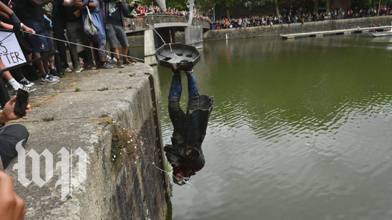 Proteste: Protestatarii dau jos statuia unui negustor de sclavi