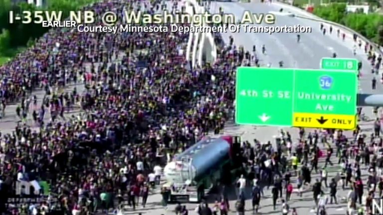 O cisternă a intrat în manifestanţi pe o autostradă la Minneapolis