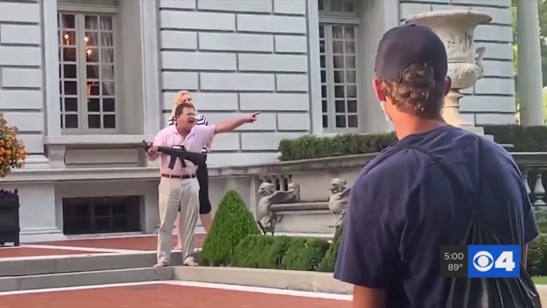 VIDEO: Un cuplu a ieșit cu armele îndreptate spre manifestanți Black Lives Matter