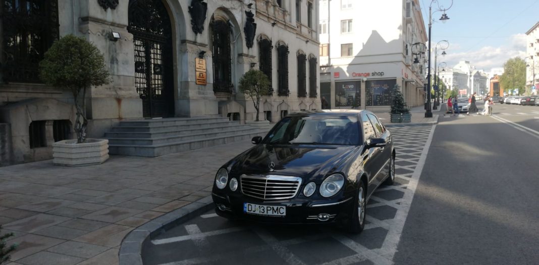Mașina Mercedes aparținând Primăriei Craiova