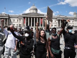În Londra şi Paris au avut loc proteste antirasism și ieri după-amiază s-au derulat scene tensionante