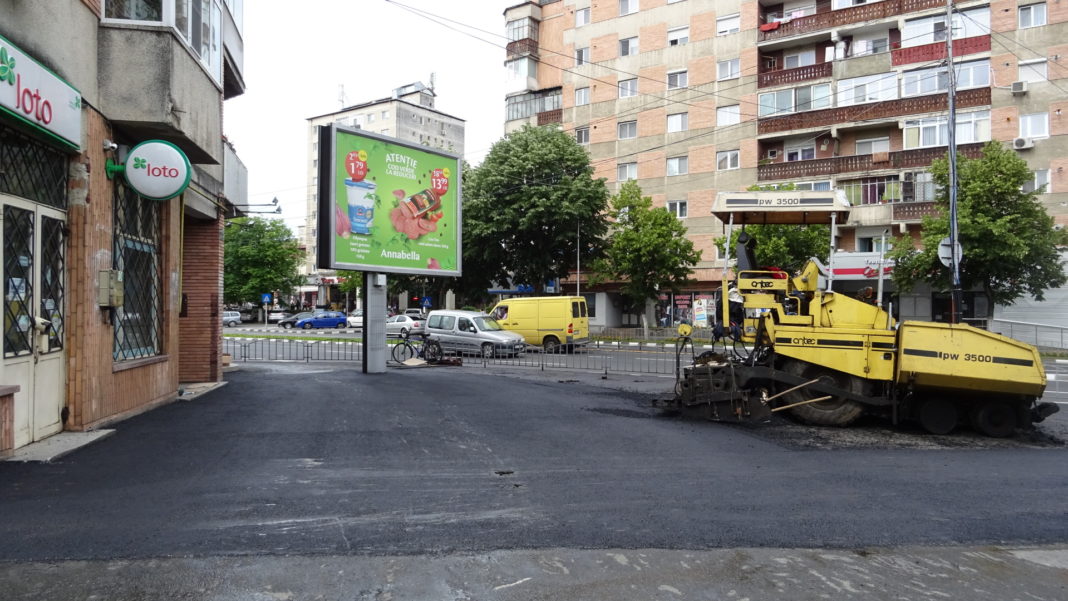 Se efectuează lucrări de asfaltări alei, drumuri parcări în cartierul Ostroveni